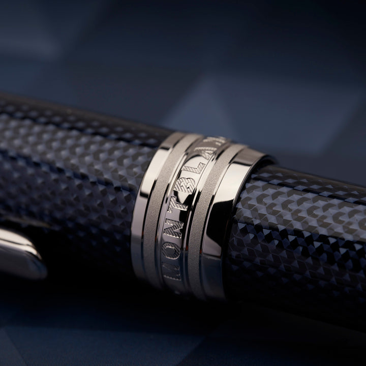 Detailaufnahme der platinierten Beschläge mit Montblanc Gravur zwischen Kappe und Korpus