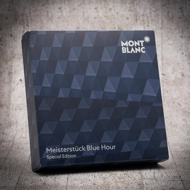 Blue Hour Originalverpackung mit dunkelblauem Diamantmuster und Montblanc Logo vor hellgrauem Hintergrund in Holzoptik