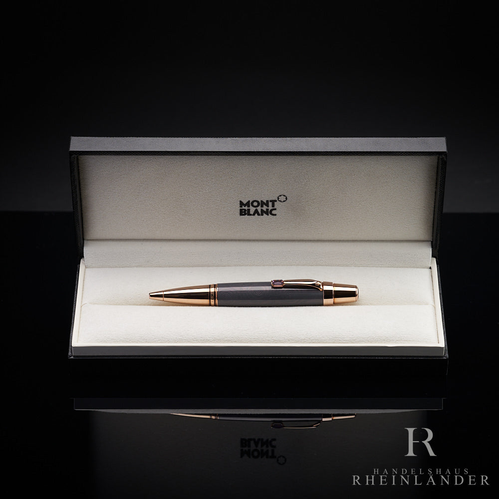 Kugelschreiber von Montblanc mit roségoldenen Beschlägen in offener Geschenkbox liegend, frontal fotografiert