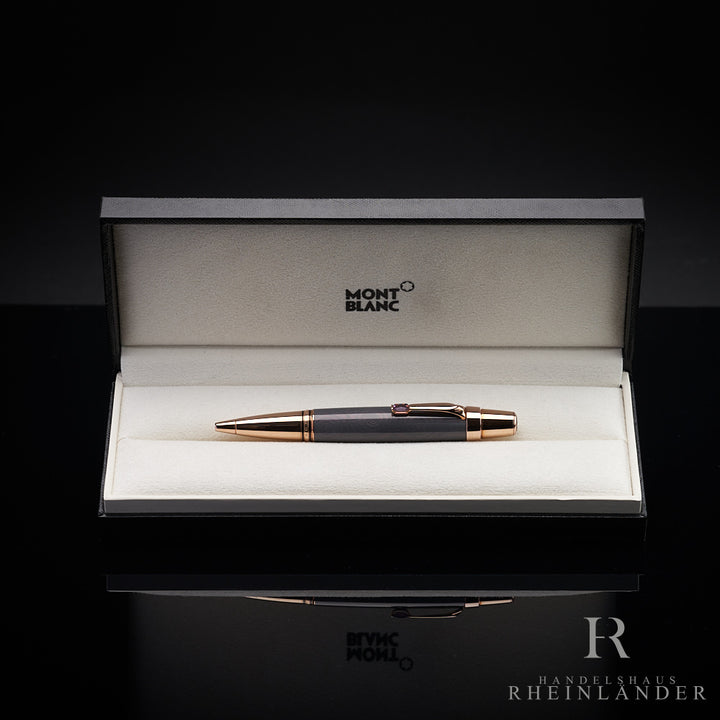 Kugelschreiber von Montblanc mit roségoldenen Beschlägen in offener Geschenkbox liegend, frontal fotografiert