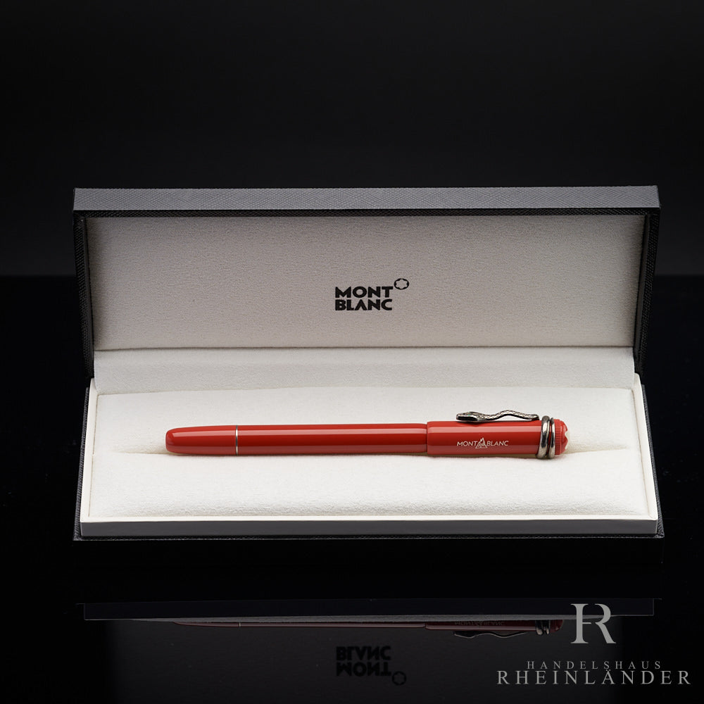 Roter Montblanc Füller liegt in offener Originalbox vor schwarzem Hintergrund