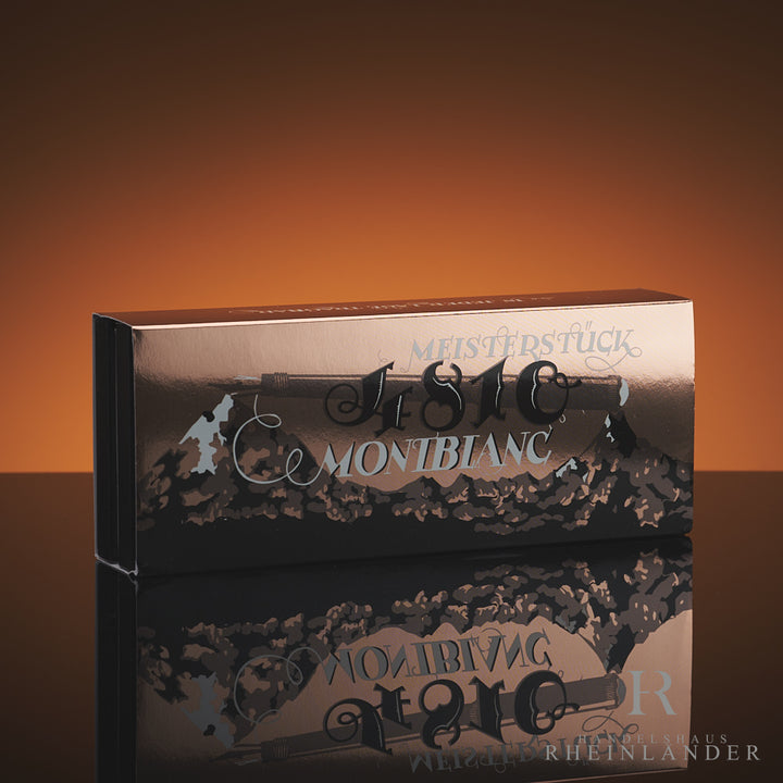 Spezial Anniversary Umverpackung in Rotgold steht vor orangenem Hintergrund auf spiegelnder Oberfläche