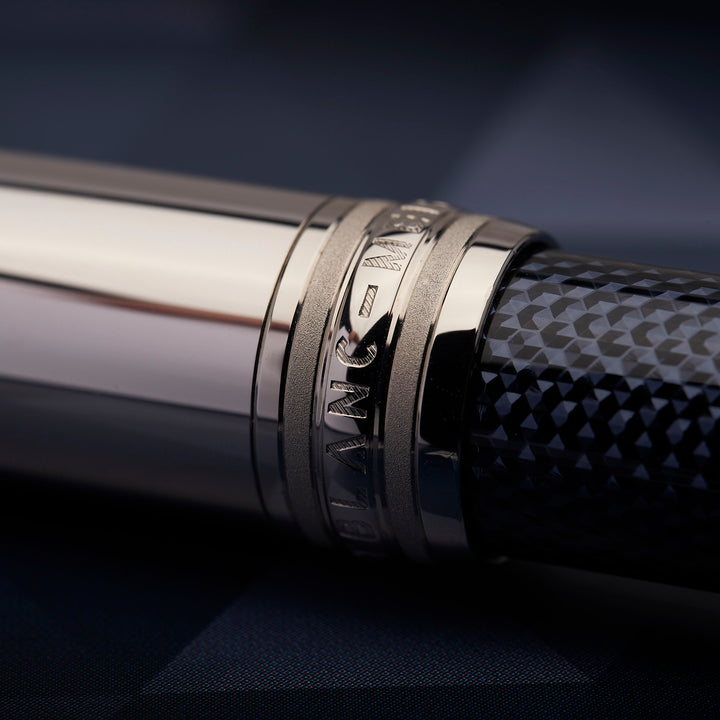 Detailaufnahme von silbernem Beschlag und Montblanc Gravur zwischen Kappe und Korpus