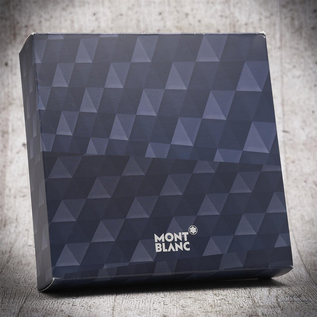 Dunkelblaue Montblanc Blue Hour Originalverpackung mit Diamantmuster vor hellgrauem Hintergrund in Holzoptik