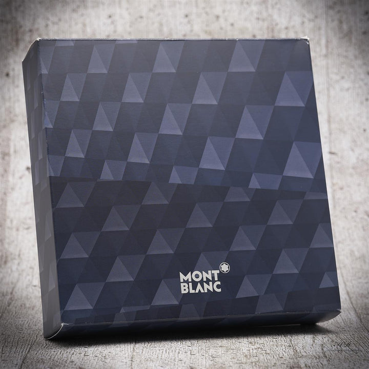Dunkelblaue Montblanc Blue Hour Originalverpackung mit Diamantmuster vor hellgrauem Hintergrund in Holzoptik