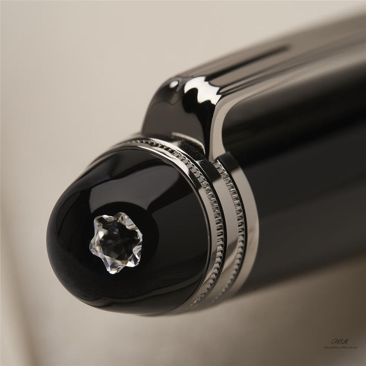 Zoom auf den Diamanten in Montblanc-Logo Schliff im Kappenkopf des schwarzen Füllers