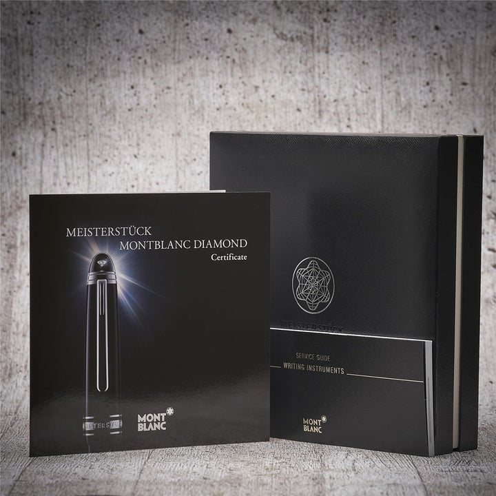 Schwarze Sonderverpackung mit Diamant Zertifikat und Serviceheft stehen vor Hintergrund in Holzoptik