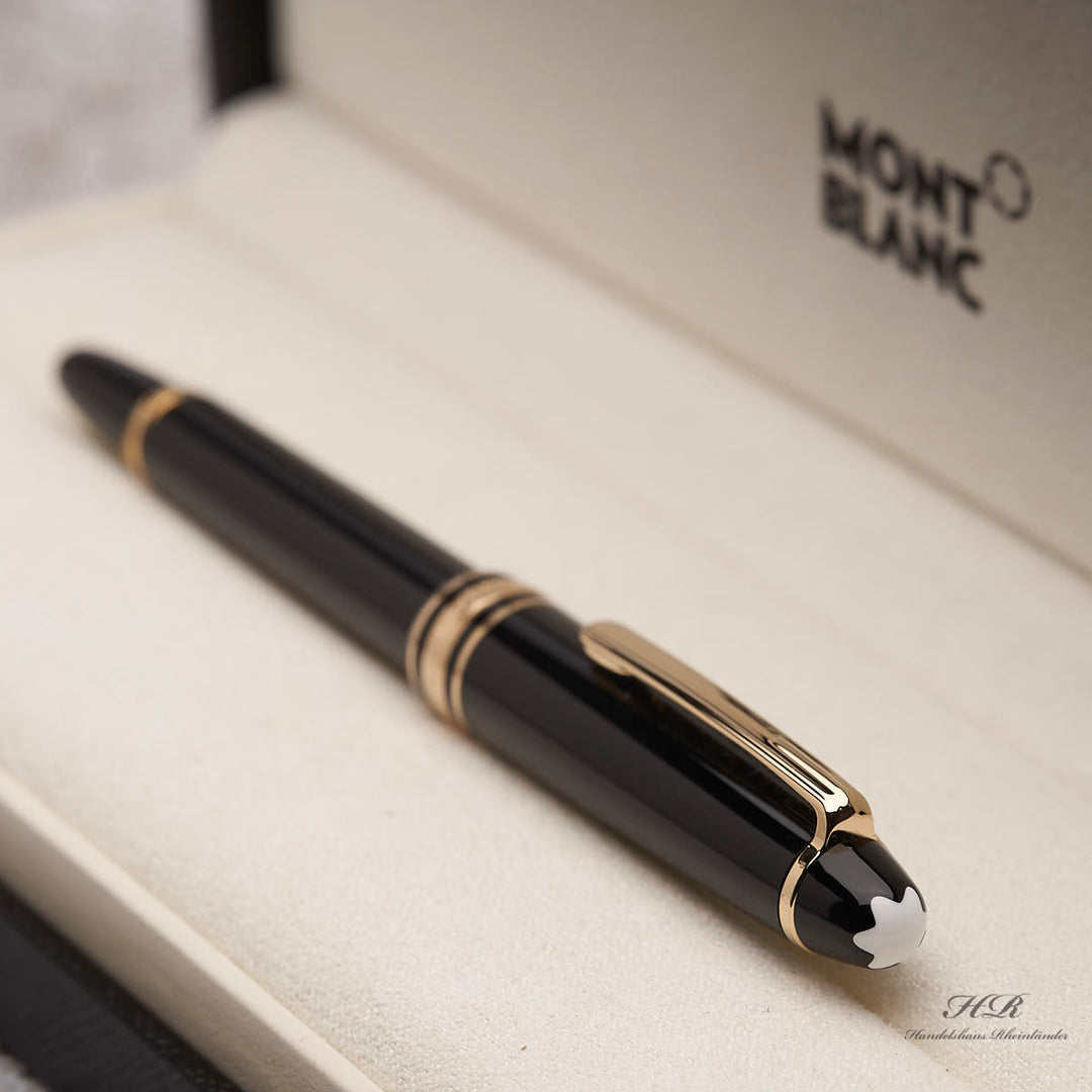 Detailaufnahme von Montblanc Logo und goldenem Clip am Kappenkopf des schwarzen Füllhalters