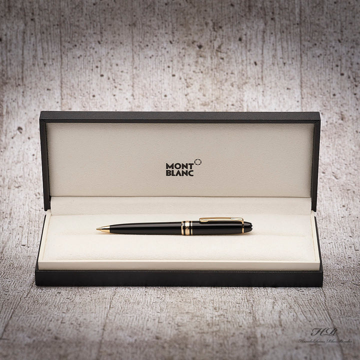 Schwarzer Drehbleistift mit goldenen Details in offener Originalverpackung liegend