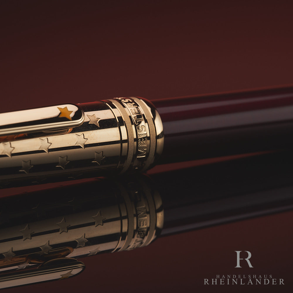 Nahaufnahme des goldenen Beschlags mit Montblanc Gravur zwischen Kappenkopf und Griffstück des Rollerballs