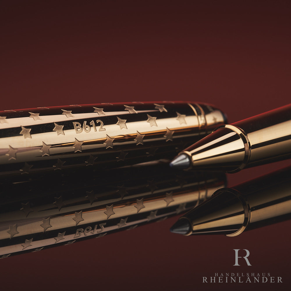 Nahaufnahme der Goldenen Kappe und den darauf eingravierten Sternen, sowie der Gravur B612 