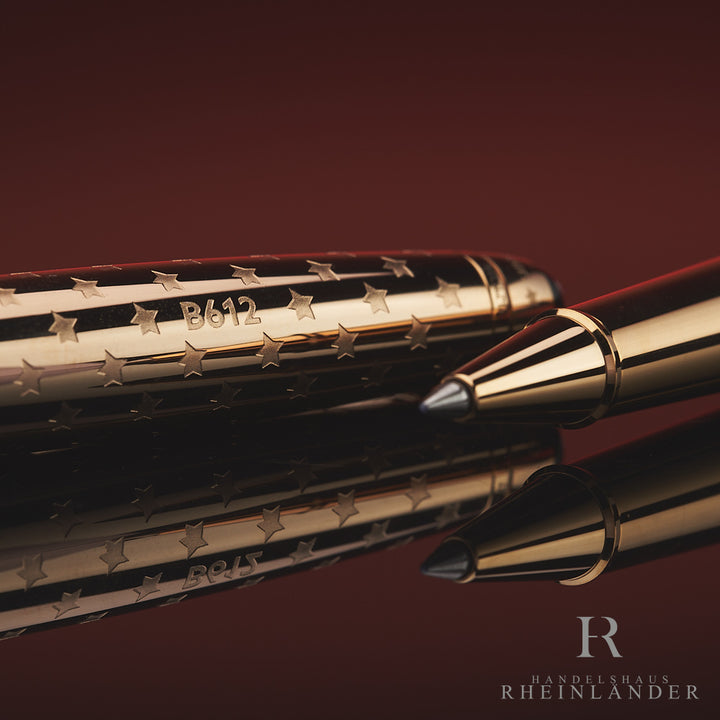Nahaufnahme der Goldenen Kappe und den darauf eingravierten Sternen, sowie der Gravur B612 