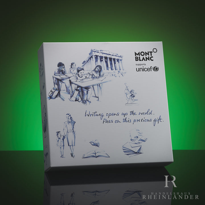 Weiße Montblanc Unicef Originalverpackung auf spiegelnder Oberfläche vor grünem Hintergrund