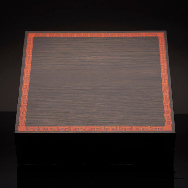 hölzerne Schatulle mit orangenem Zierrand der Montblanc Genghis Khan Limited Edition 88 Füllfederhalters