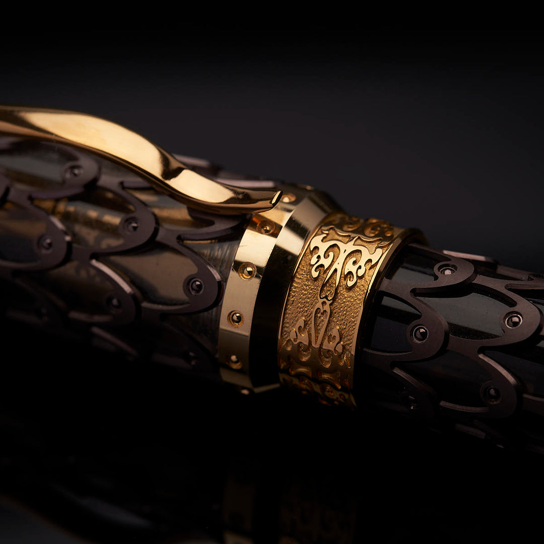 goldener Kappenring mit kunstvollen Gravuren  und skelettiertem Korpus des Montblanc Genghis Khan Limited Edition 88 Füllers