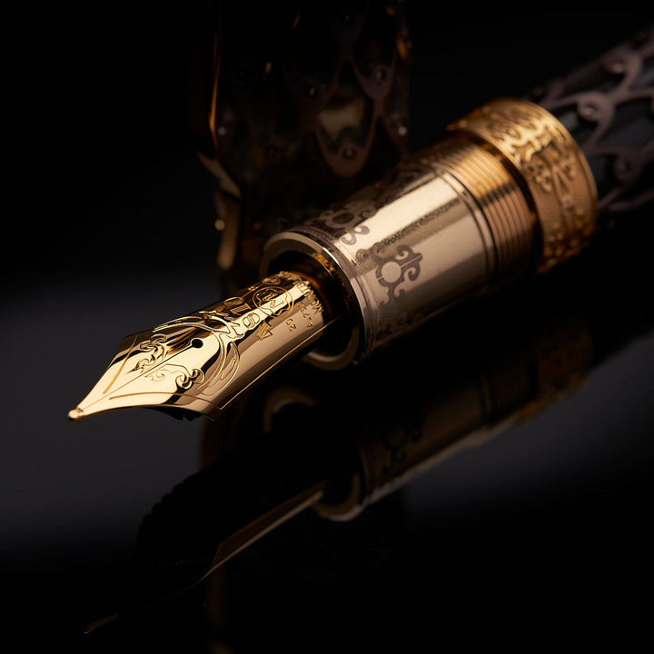 goldene Feder mit Gravuren und Griffstück des Montblanc Limited Edition 88 Genghis Khan Füllfederhalters