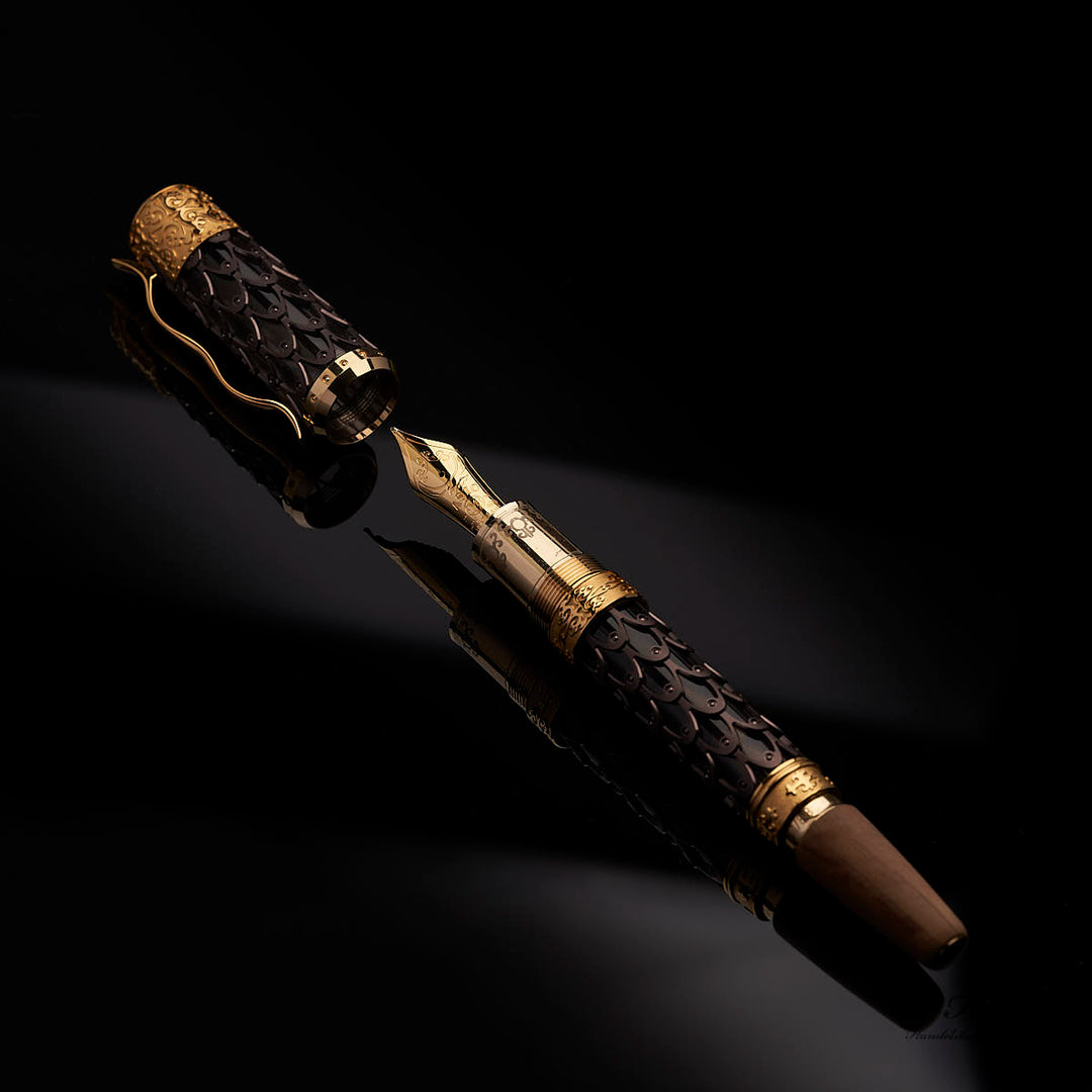 offener Montblanc Genghis Khan Limited Edition 88 Füllfederhalter mit goldenen Beschlägen auf schwarzem Tisch