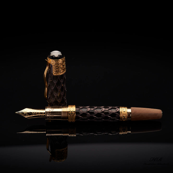 offener Montblanc Genghis Khan Limited Edition 88 Füller mit stehender Kappe auf schwarzem Tisch 