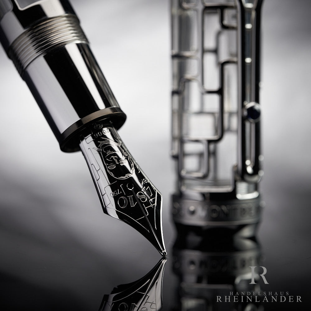 Makrofoto der weißgoldenen Feder des Montblanc Georges Pompidou Limited Edition 77 Füllfederhalters mit Portrait des Präsidenten als Gravur