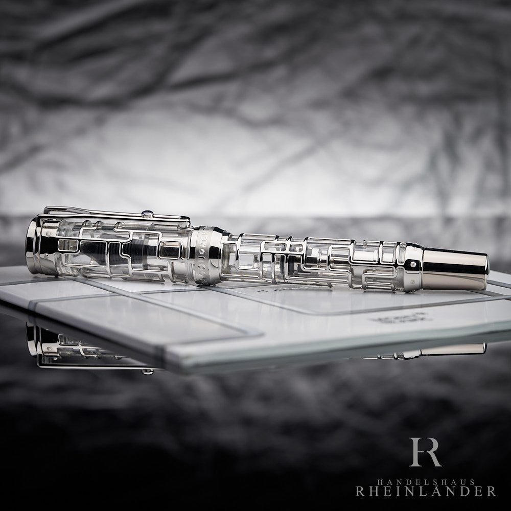 Montblanc Artisan Georges Pompidou Limited Edition 77 Füllfederhalter liegend vor silbernem Hintergrund
