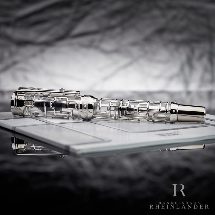 Montblanc Artisan Georges Pompidou Limited Edition 77 Füllfederhalter liegend vor silbernem Hintergrund