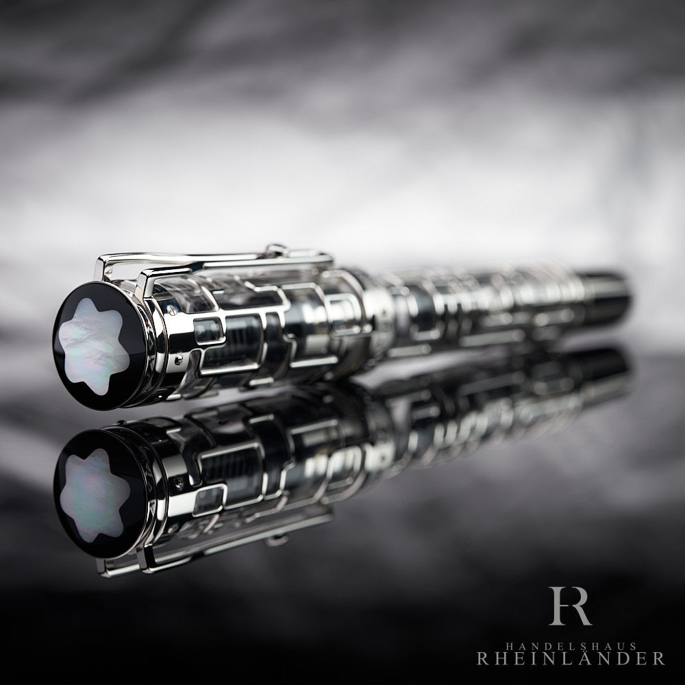 Kappenkopf mit Perlmutt-Emblem am silbernen Montblanc Georges Pompidou Limited Edition 77 Füllfederhalter liegend