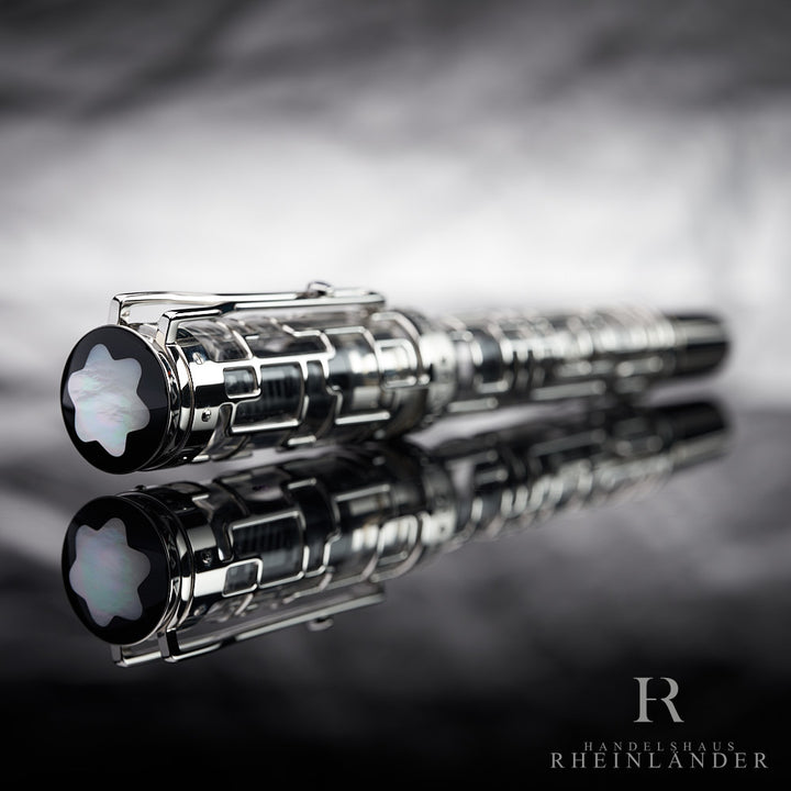 Kappenkopf mit Perlmutt-Emblem am silbernen Montblanc Georges Pompidou Limited Edition 77 Füllfederhalter liegend