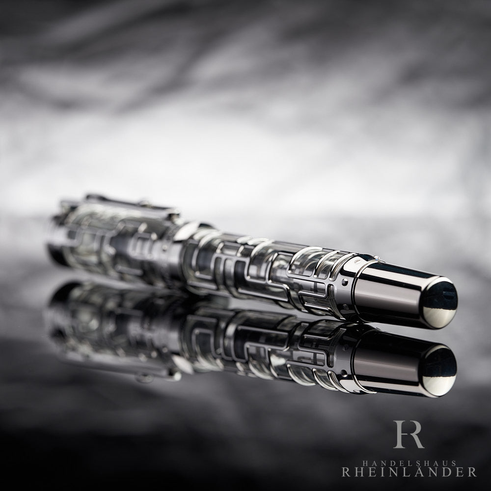 silberner Konus am skelettierten Georges Pompidou Limited Edition 77 Füllfederhalter von Montblanc liegend