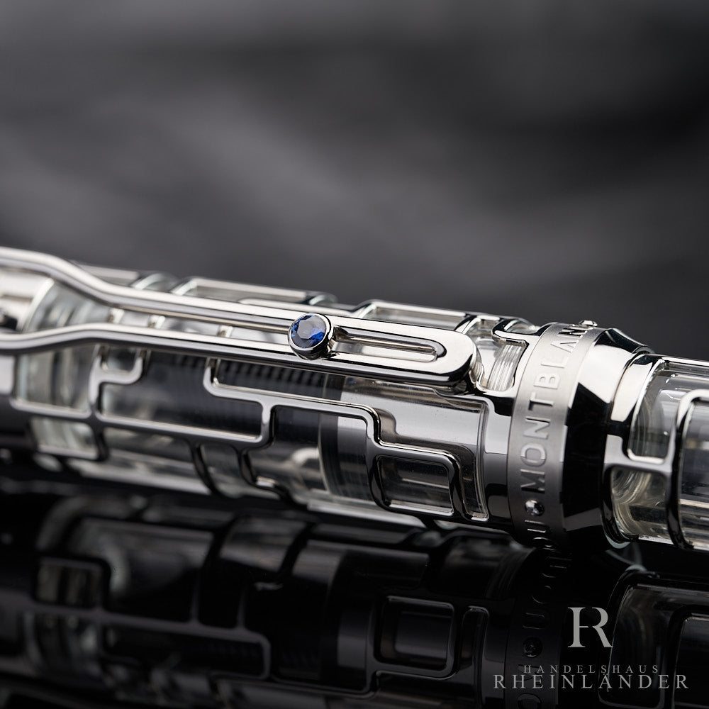 blauer Saphir auf dem Clip des skelettierten Montblanc Georges Pompidou Limited Edition 77 Füllfederhalter