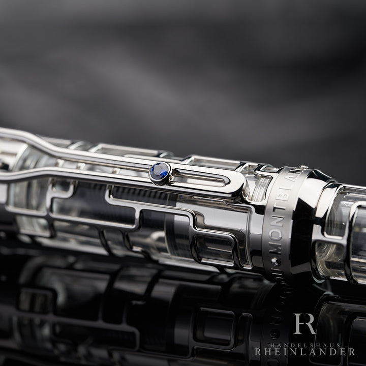 blauer Saphir auf dem Clip des skelettierten Montblanc Georges Pompidou Limited Edition 77 Füllfederhalter