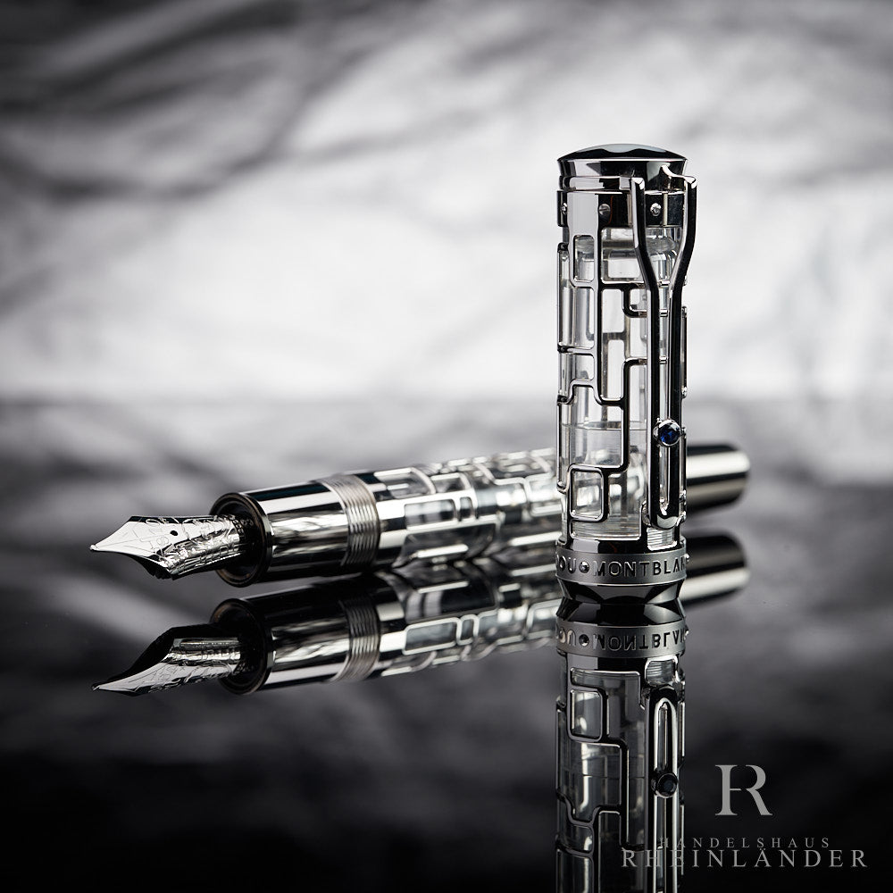 offener Montblanc Georges Pompidou Limited Edition 77 Füllfederhalter mit stehender Kappe vor silbernem Hintergrund