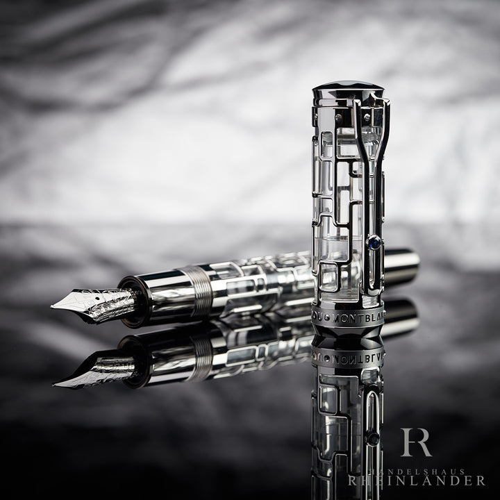 offener Montblanc Georges Pompidou Limited Edition 77 Füllfederhalter mit stehender Kappe vor silbernem Hintergrund