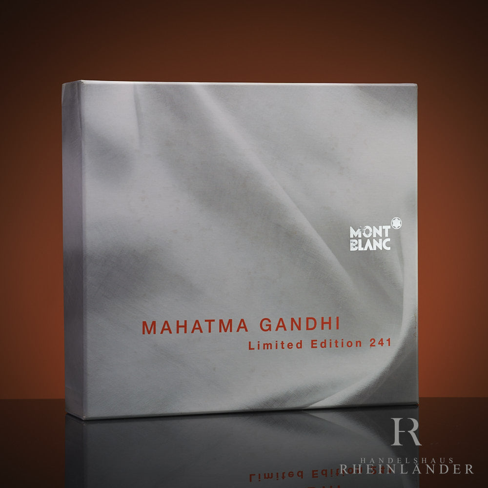 weiß-graue Originalverpackung des Montblanc Gandhi Limited Edition 241 Füllers stehend vor braunem Hintergrund