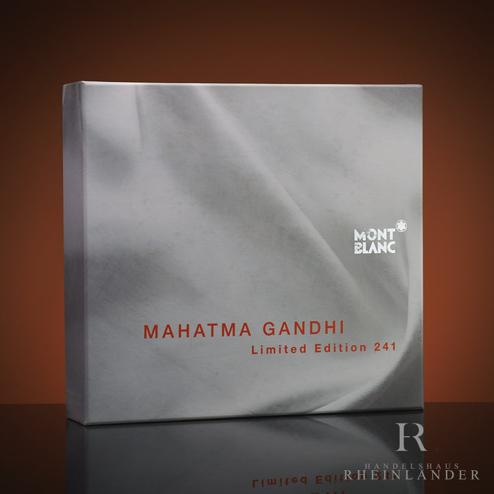 weiß-graue Originalverpackung des Montblanc Gandhi Limited Edition 241 Füllers stehend vor braunem Hintergrund