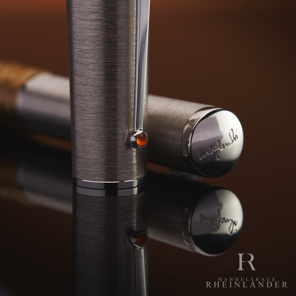 Konus und Kappe des Montblanc Gandhi Limited Edition 241 Füllers mit Gravierter Signatur und Granat auf dem Clip-Ende