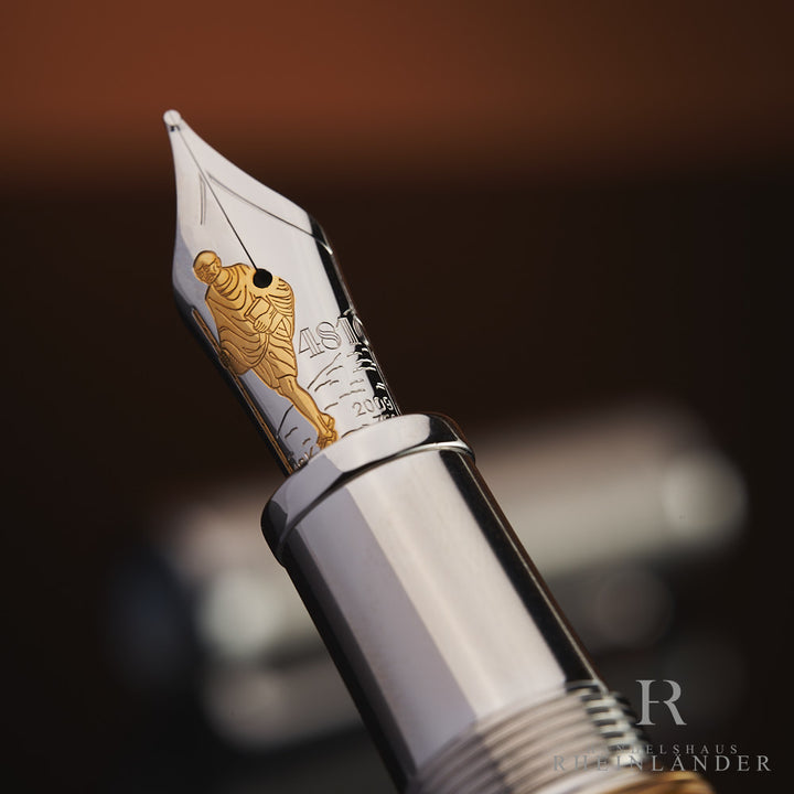 Detailaufnahme einer Montblanc Goldfeder mit dem Motiv Mahatma Gandhis graviert und silbernem Griffstück