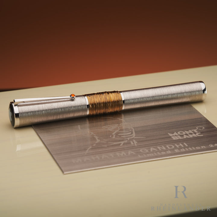 Nahaufnahme des silbernen Gandhi Limited Edition 241 Füller mit kupferfarbenen Bund liegend auf der Originalschatulle 