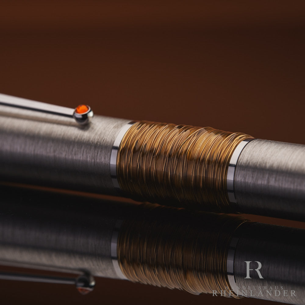 Nahaufnahme des Kupferfarbenen Bands am Schaft des silbernen Montblanc Gandhi Limited Edition 241 Füllfederhalters
