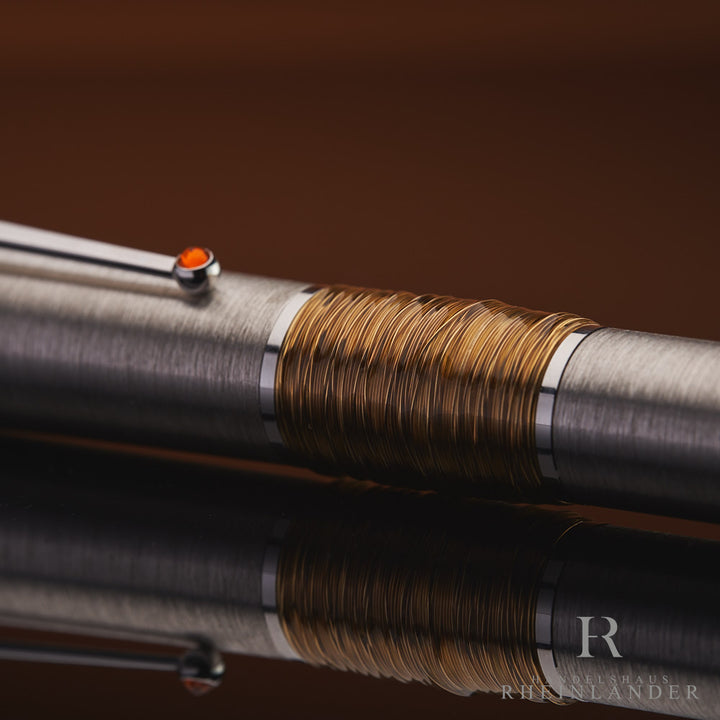 Nahaufnahme des Kupferfarbenen Bands am Schaft des silbernen Montblanc Gandhi Limited Edition 241 Füllfederhalters