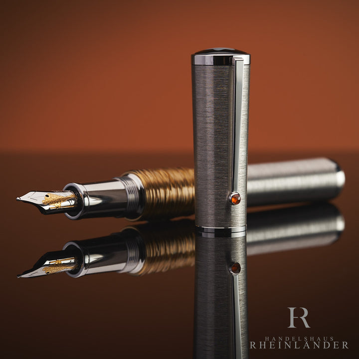 offener silberner Montblanc Gandhi Limited Edition 241 Füller mit stehender Kappe vor braunem Hintergrund