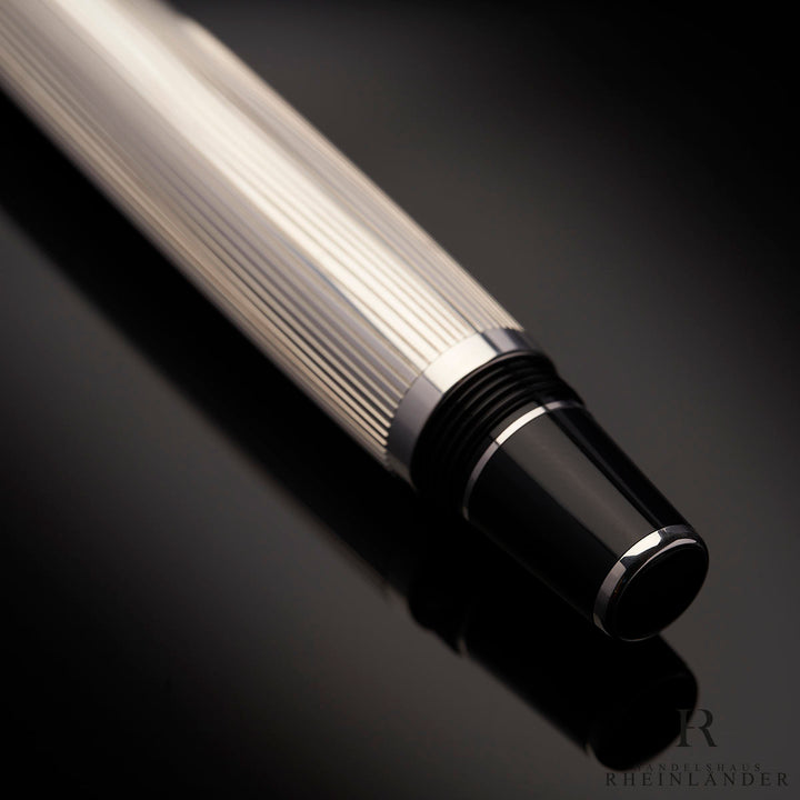 Schaftende des silbernem Montblanc Boheme Rollerballs auf schwarzem Tisch liegend