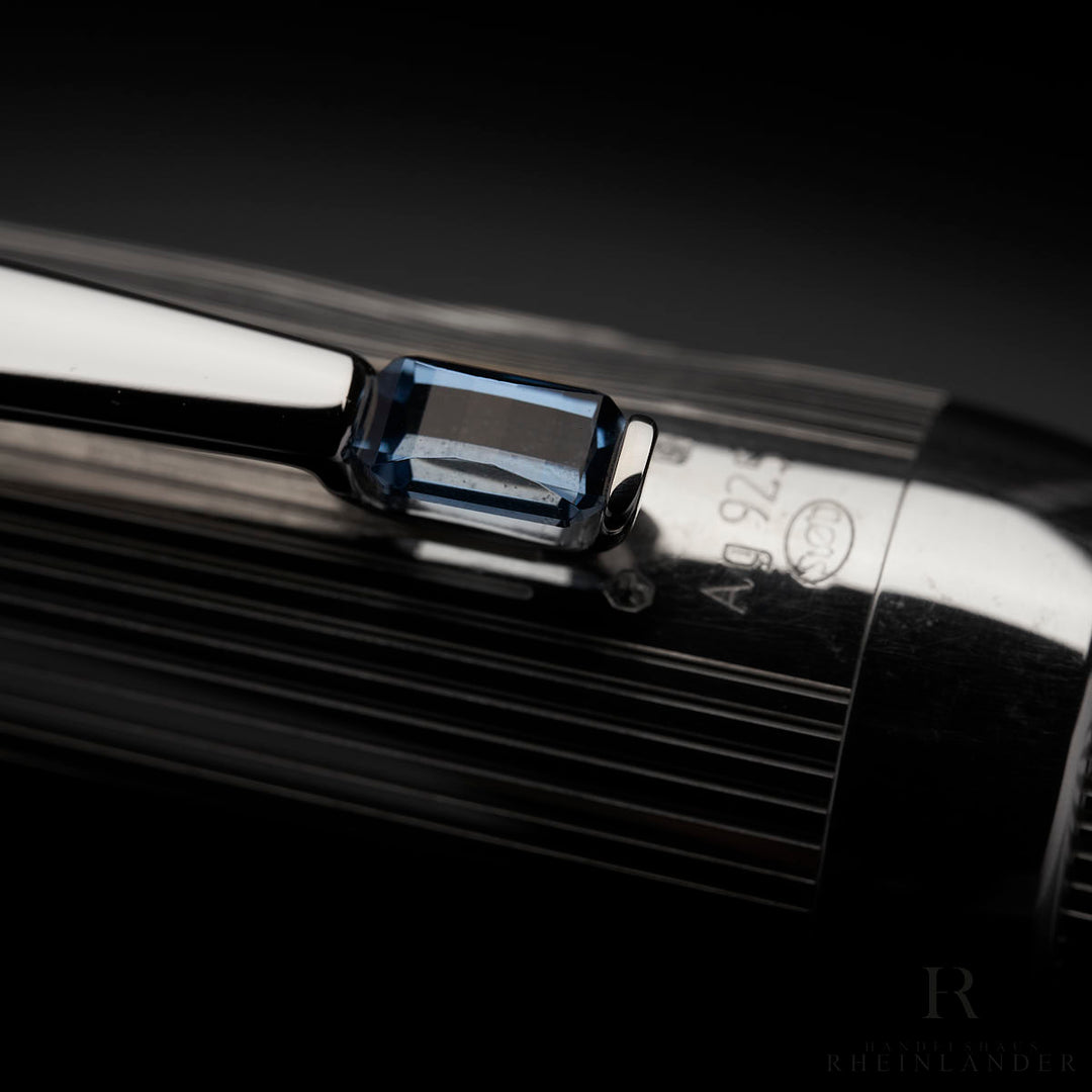 Nahaufnahme der Silberpunze und blauem Edelstein des Montblanc Arabesque Azur Rollerballs