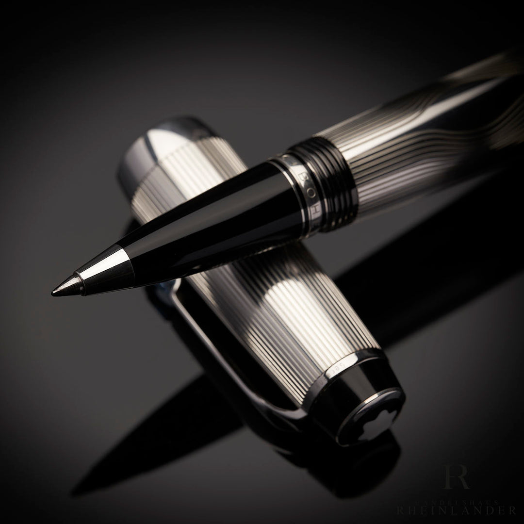 offener Montblanc Boheme Arabesque Azur Rollerball auf der Kappe aufgelehnt auf schwarzem Tisch