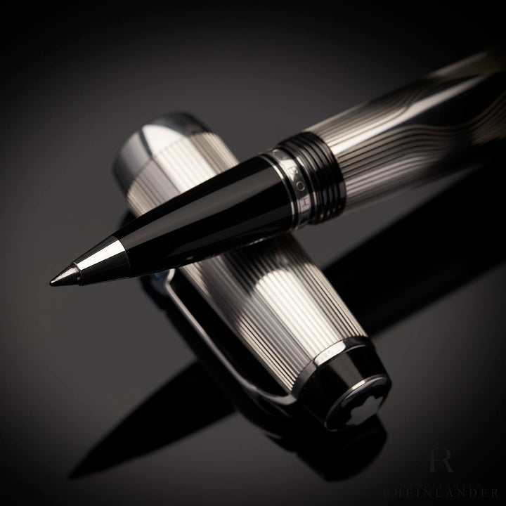 offener Montblanc Boheme Arabesque Azur Rollerball auf der Kappe aufgelehnt auf schwarzem Tisch