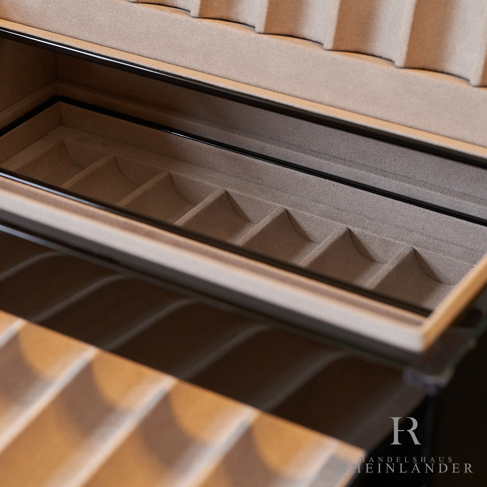 Detailaufnahme der Trays für Schreibgeräte mit Veloursleder und schwarzem Klavierlack 