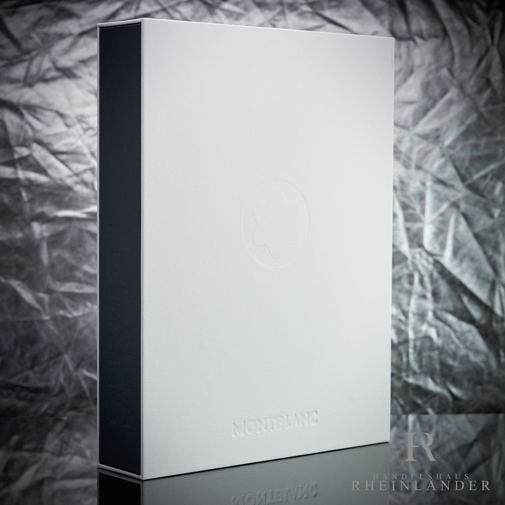 Weiße Originalverpackung des Montblanc Digital Papers stehend vor silbernem Hintergrund