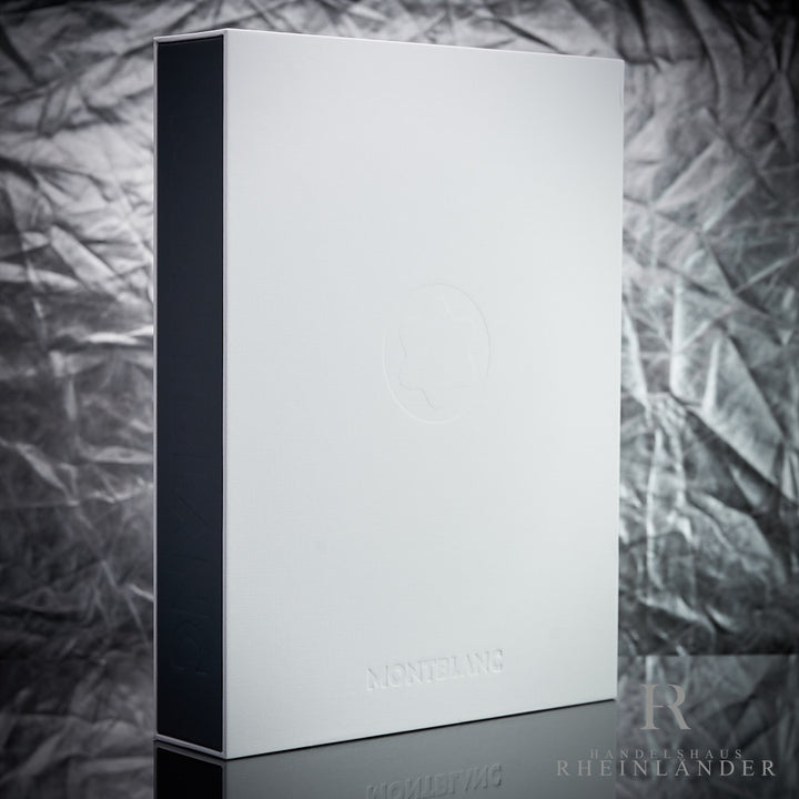 Weiße Originalverpackung des Montblanc Digital Papers stehend vor silbernem Hintergrund