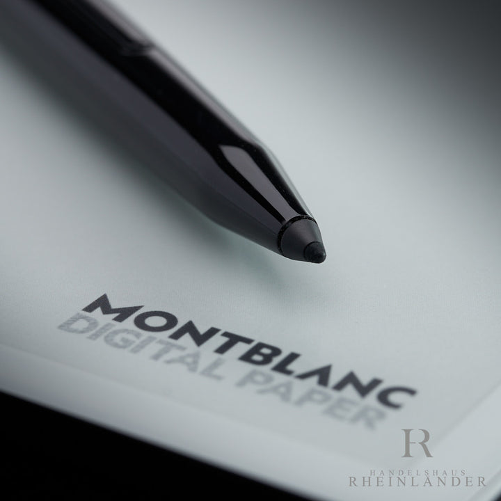 Schreibspitze des Montblanc Digital Pen liegend auf dem Digital Paper mit Montblanc Schriftzug