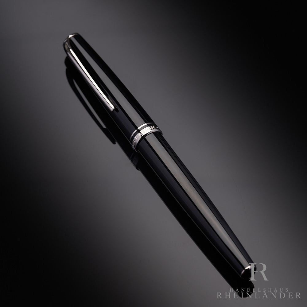schwarzer Montblanc Generation Line Rollerball mit platinierten Beschlägen auf schwarzem Tisch liegend