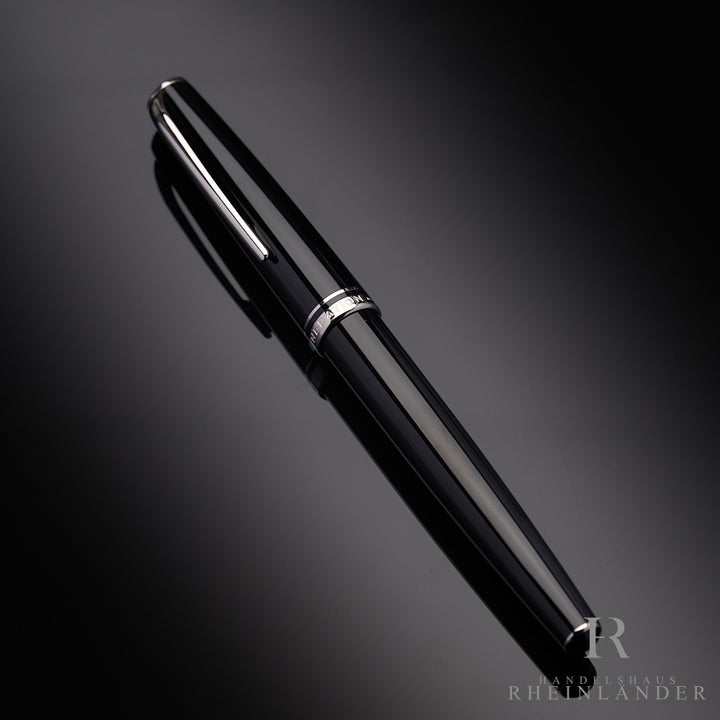 schwarzer Montblanc Generation Line Rollerball mit platinierten Beschlägen auf schwarzem Tisch liegend